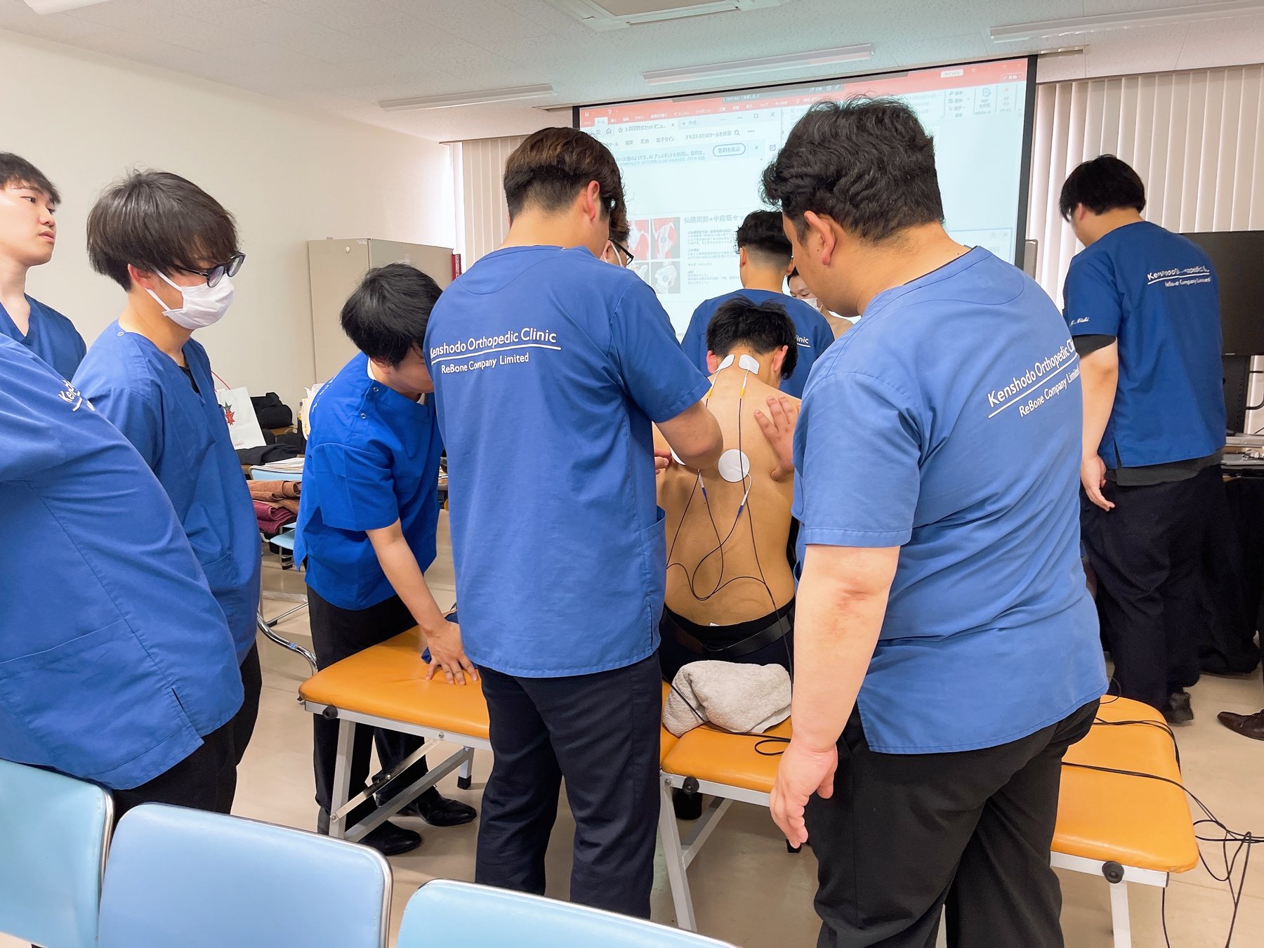 院内研修で実技を練習する様子
