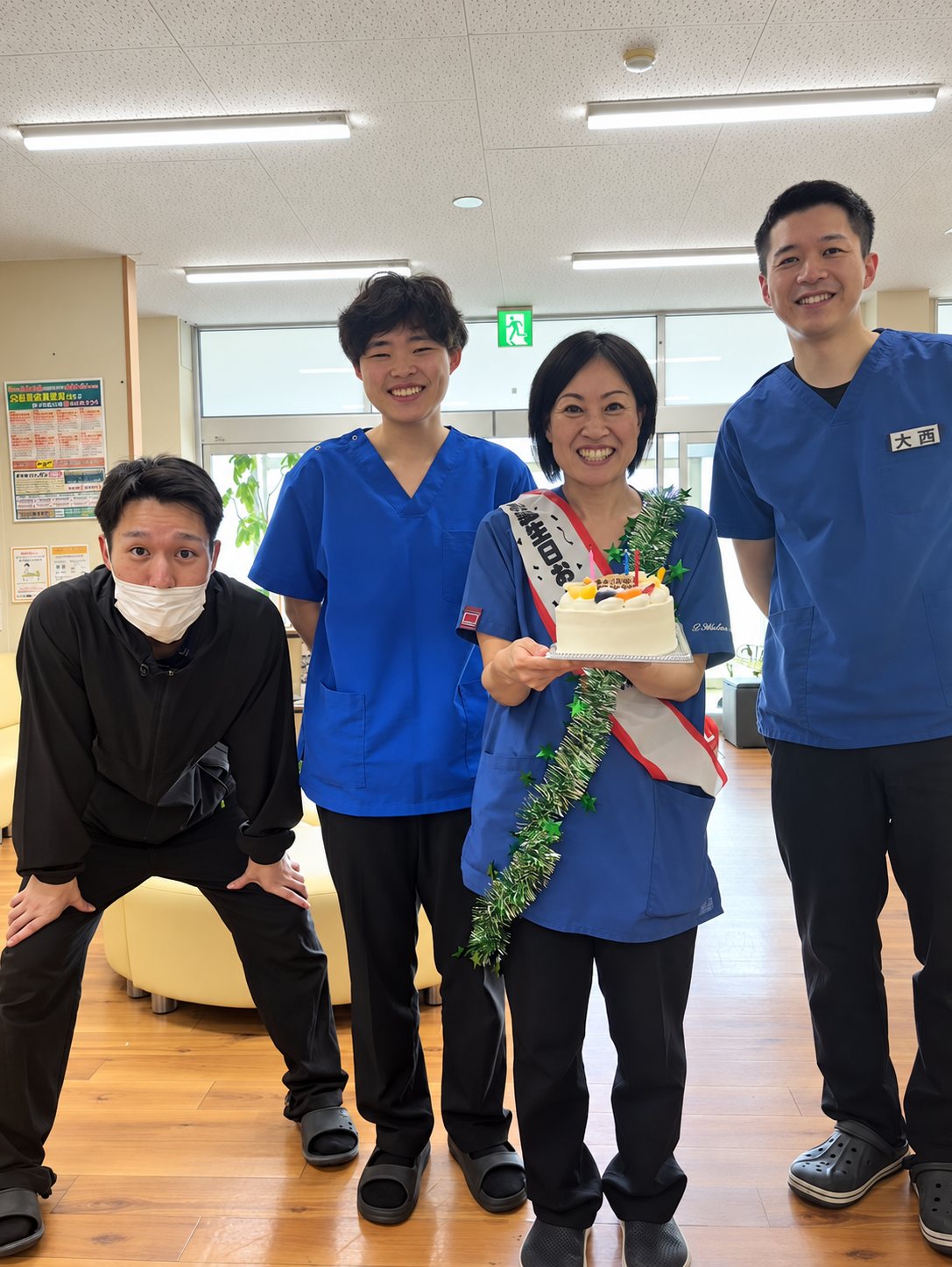 スタッフの誕生日をお祝いする様子