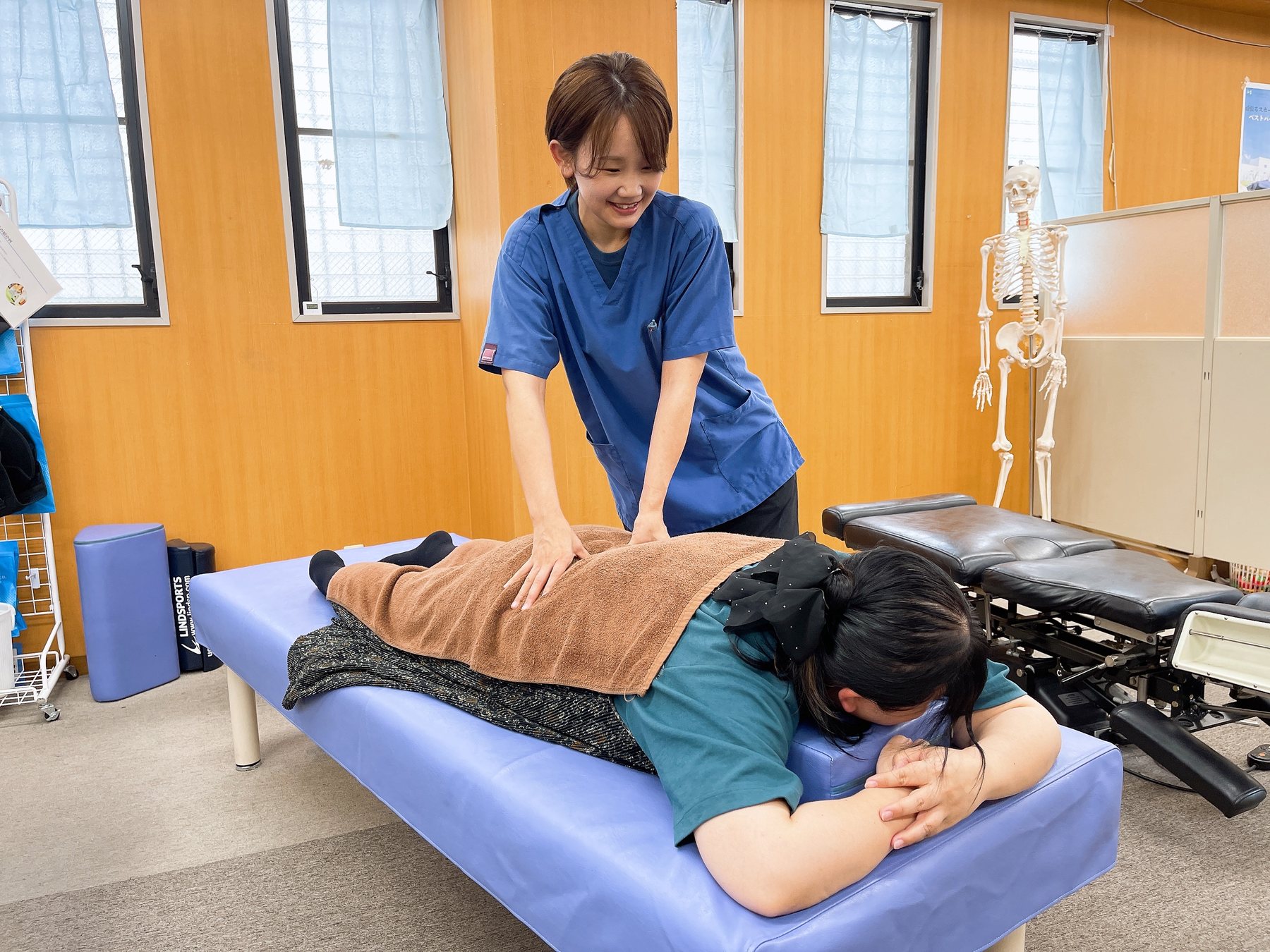 院内で施術するスタッフ